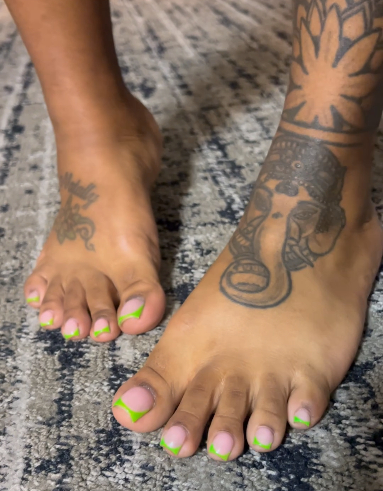 Blanco Mami Big Feet Modeling